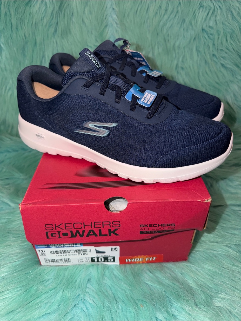 NIB Women’s 10.5 Skechers Navy and White Go Walk Foam Sneakers